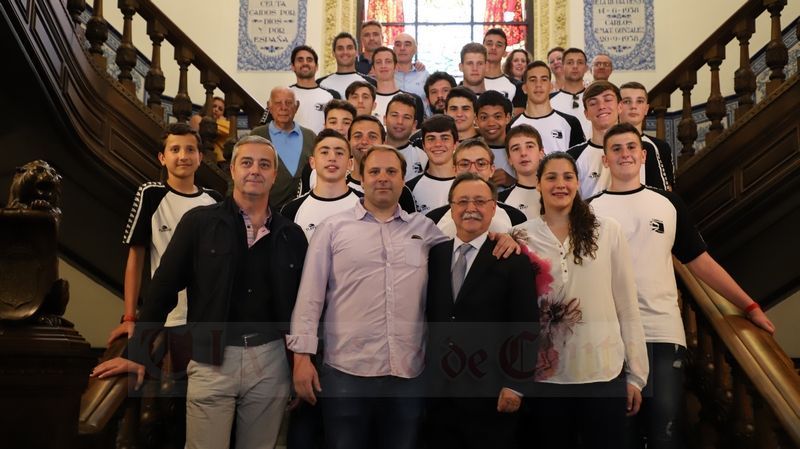 El presidente Juan Vivas recibe y felicita al CN Caballa por su ascenso.