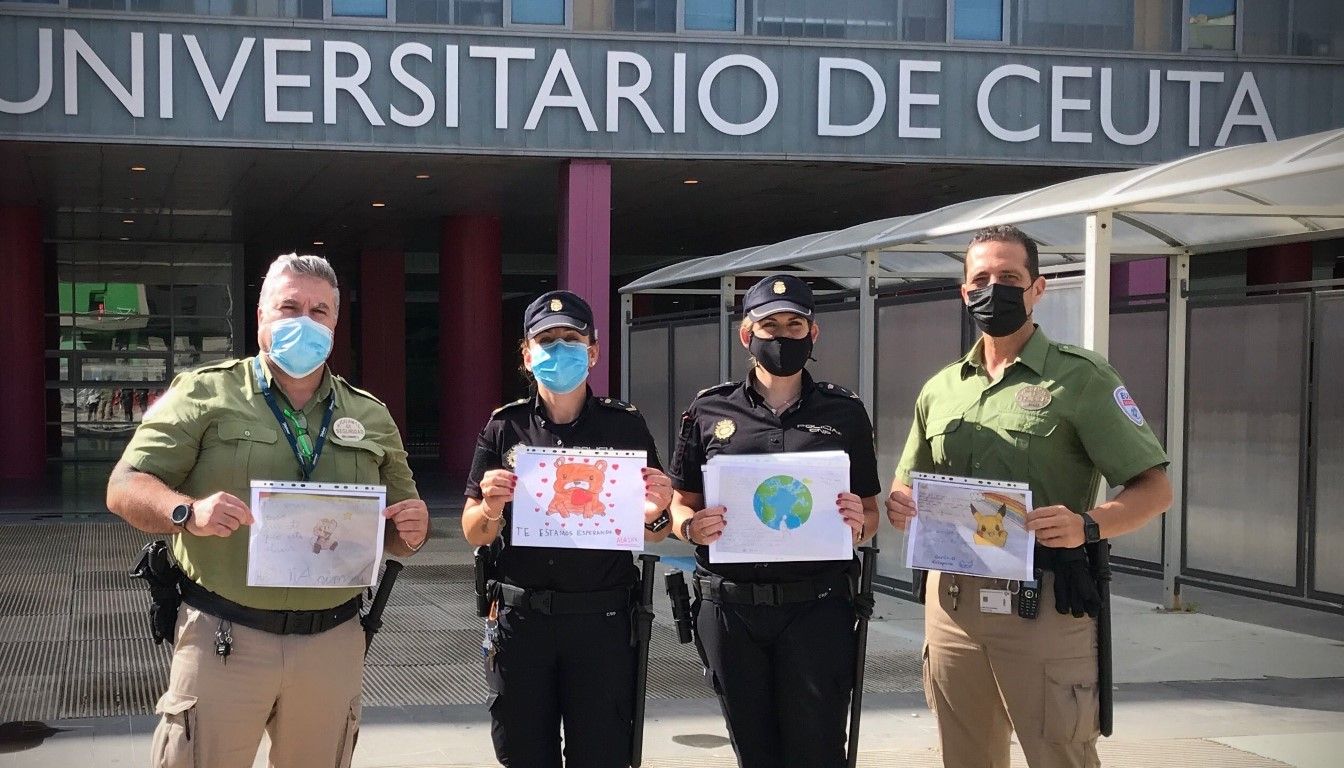 La Policía Nacional entrega cartas y dibujos en el hospital para apoyar a las personas ingresadas por covid-19