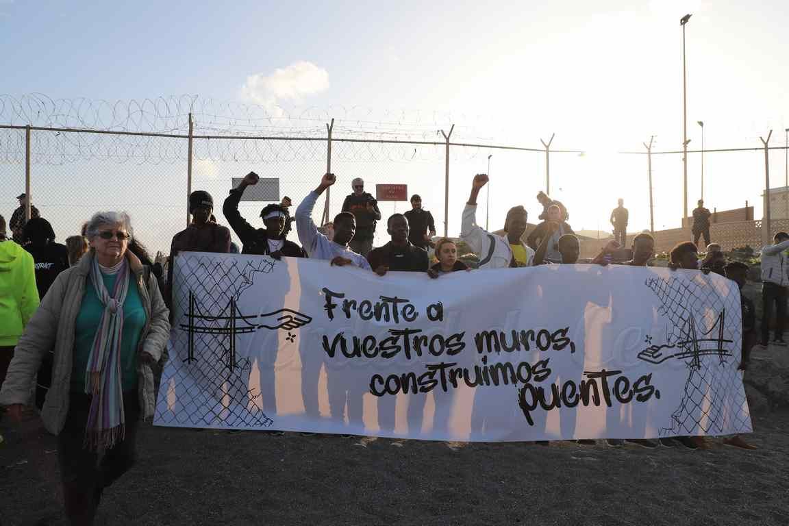 Más de 400 personas se unen al grito de “frente a vuestros muros, creamos puentes”