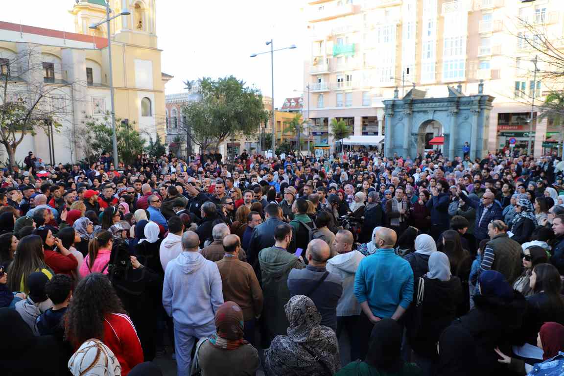 Podemos Ceuta reúne a más de 500 personas en la Plaza de los Reyes contra las declaraciones racistas