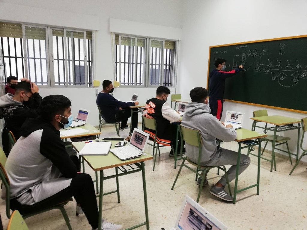 CSIF, CCOO y UGT denuncian que se convocarán 24.802 plazas docentes menos de las comprometidas