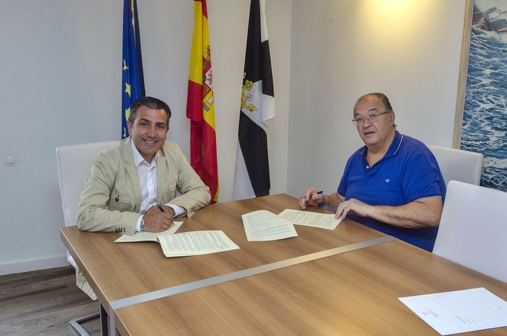 Rontomé y Bollit plasman su firma en la renovación del convenio entre la Ciudad y el Consejo de Hermandades y Cofradías