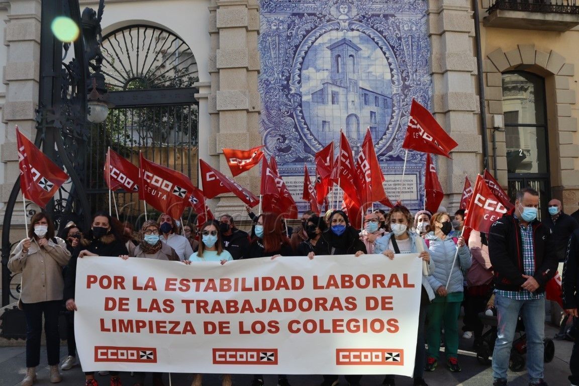 La empresa adjudicataria de limpieza de los colegios reincorpora a dos de las seis trabajadoras despedidas