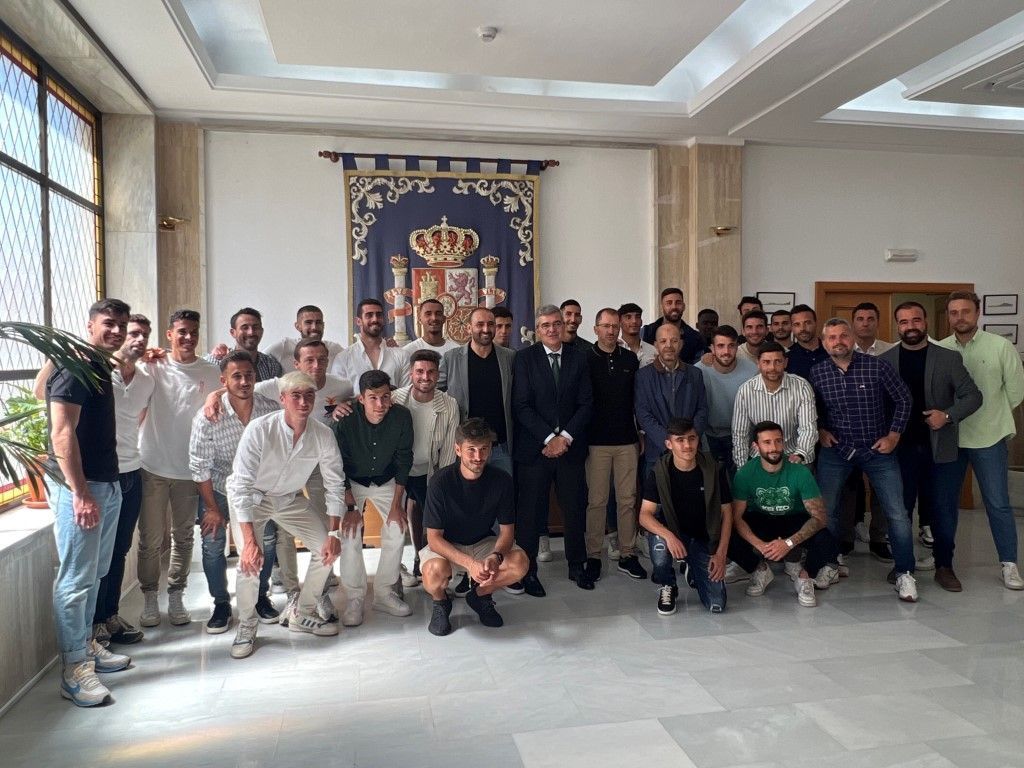 El delegado del gobierno recibe a la directiva y jugadores de la AD Ceuta