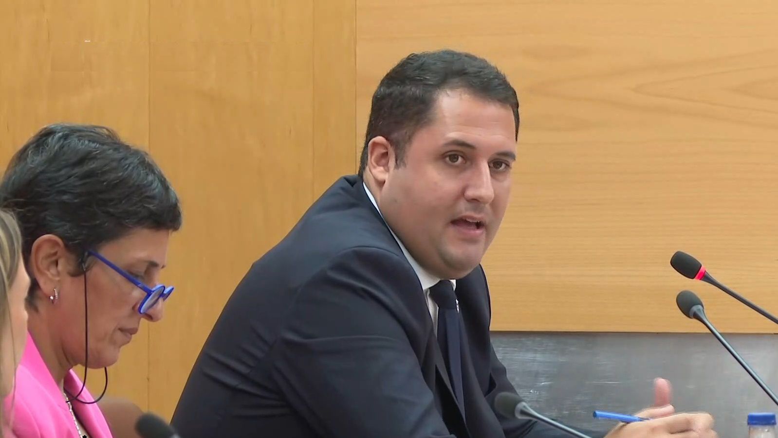 El Gobierno local da luz verde a varias prestaciones de servicios en Educación y Sanidad
