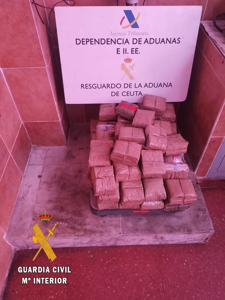 Intervenidos otros 27 kilos de hachís ocultos en un coche y arrestan al matrimonio que viajaba en el mismo
