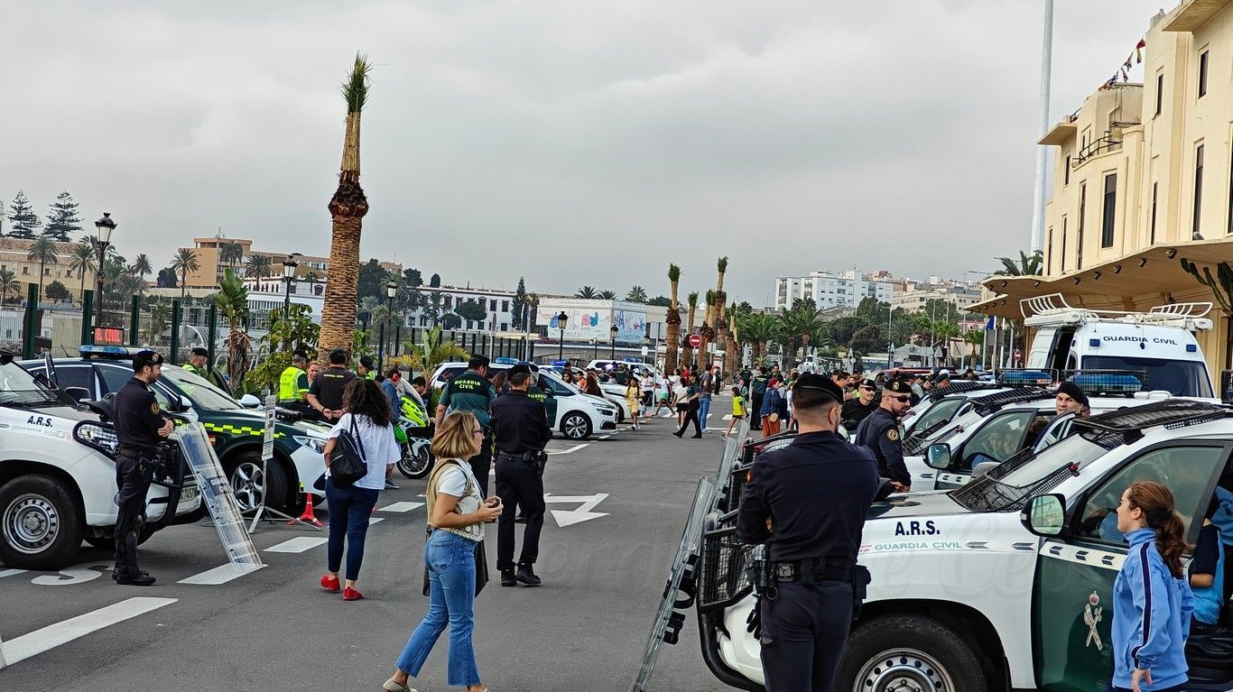 La exposición de la Guardia Civil cautiva a los jóvenes ceutíes