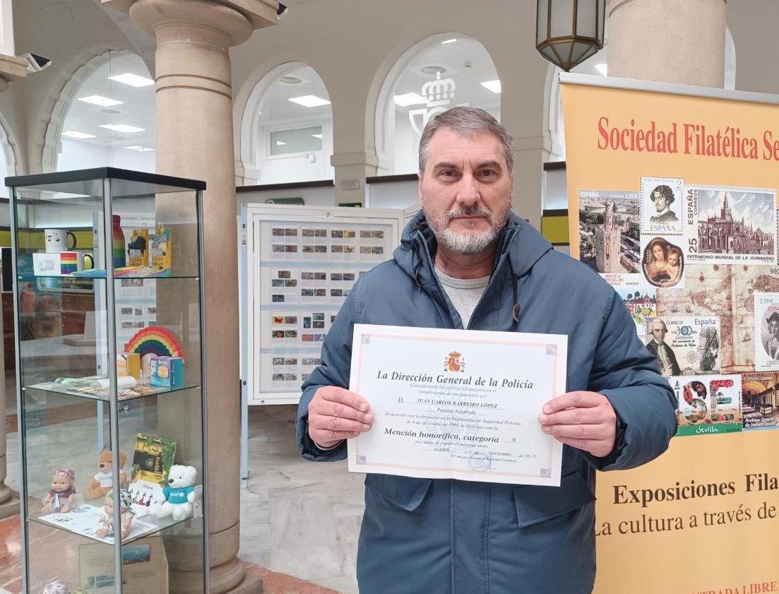 Correos recibe una mención honorífica de la Policía Nacional por su labor en seguridad en Andalucía, Ceuta y Melilla