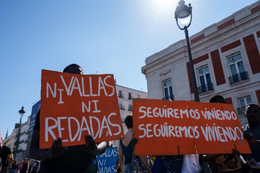 Un colectivo radical navarro viaja a Ceuta para "hacer de escudo" obviando las agresiones sufridas por los agentes policiales en la frontera y militares por las calles