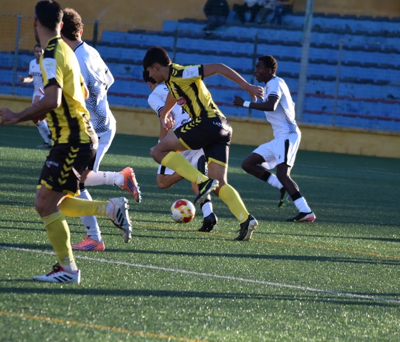 El Ceuta B firma un empate sin goles ante el San Roque en un partido de máxima intensidad (0-0)