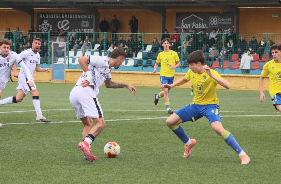 Un gol de Arick al final decide el duelo entre los filiales de Ceuta y Cádiz (1-0)