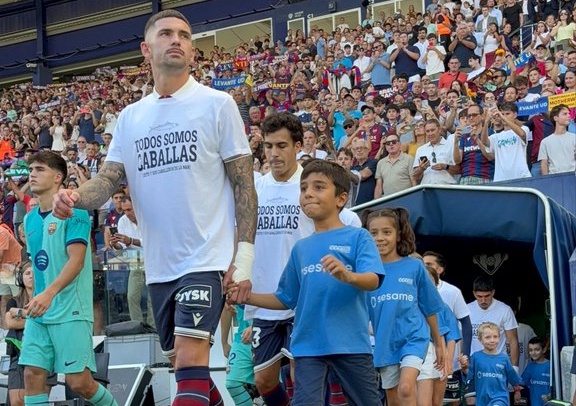 El Levante muestra su apoyo a Ceuta en los prolegómenos de su partido con el FC Barcelona