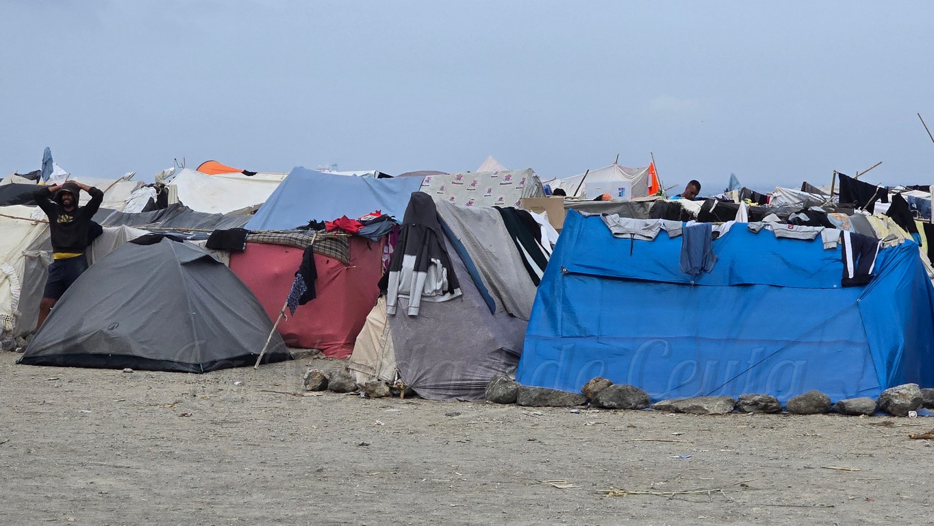 La alerta sanitaria no cambia la realidad del Trampolín: continúan los baños y la vida diaria junto a aguas contaminadas