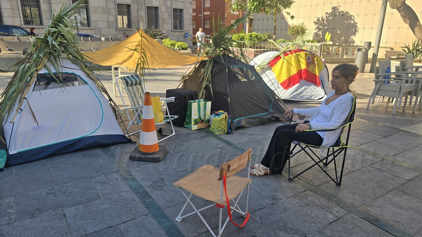 Vecinos de la playa del Trampolín acampan frente a la Delegación porque “estamos más tranquilos aquí que en nuestra propia casa”