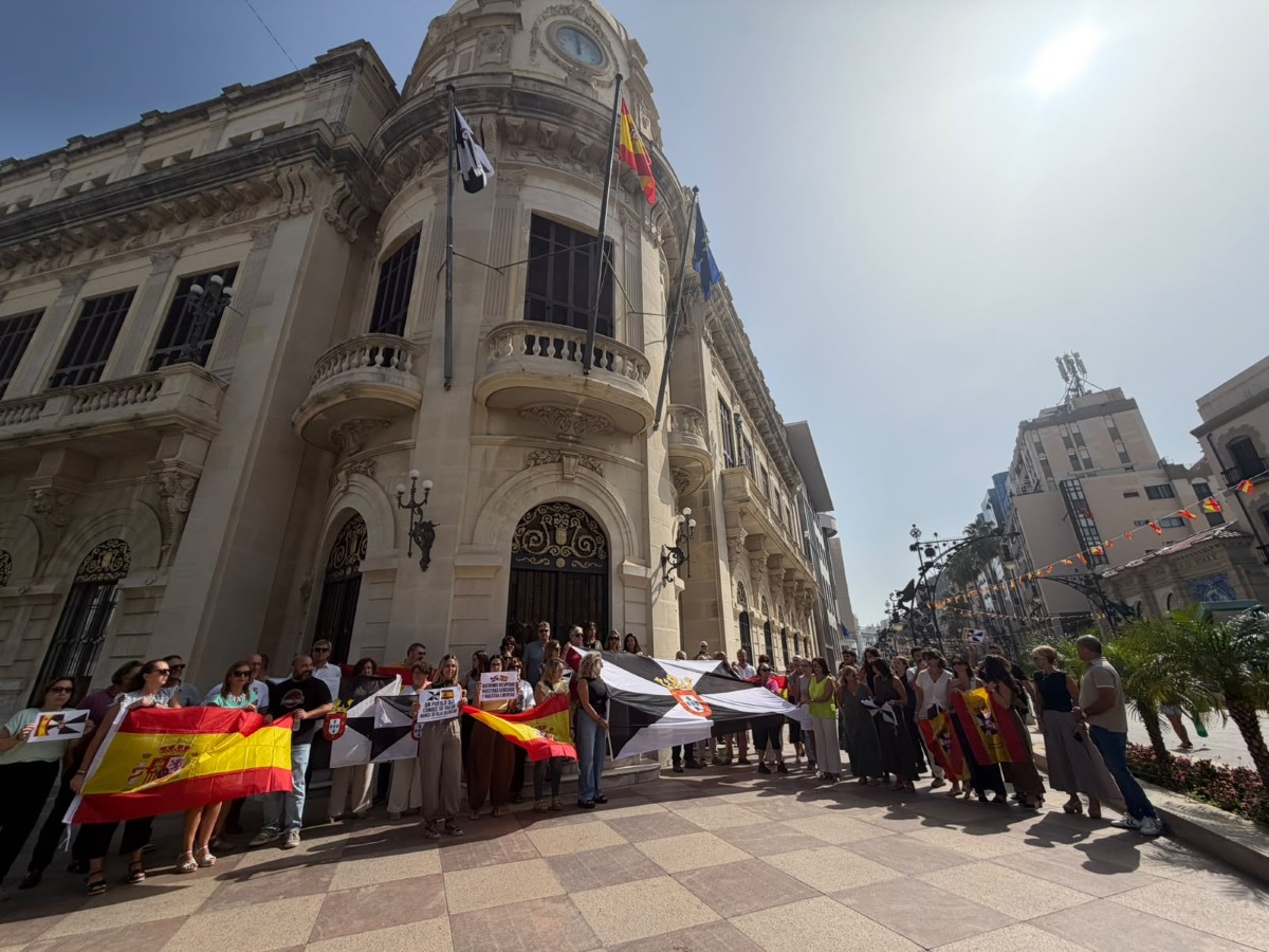 Los trabajadores de la Ciudad trasladan a la Puerta Noble su concentración diaria de apoyo a Ceuta