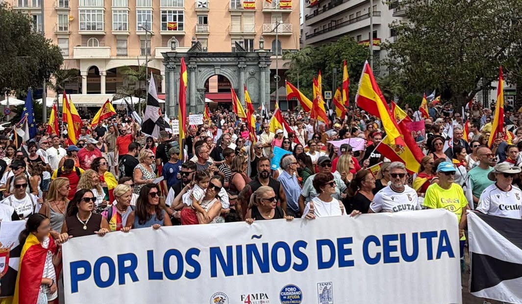 La Plaza de los Reyes vuelve a gritar por Ceuta y la seguridad en sus colegios